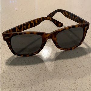 Tortoise shell wayfarer sunglasses
